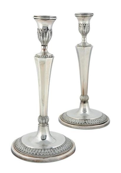 Paire de flambeaux et leurs bobèches en argent...