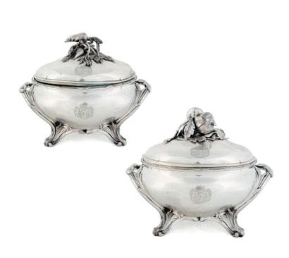 Magnifique paire de soupières de forme ovale...