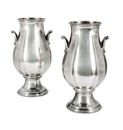 Paire de vases de forme balustre en argent....
