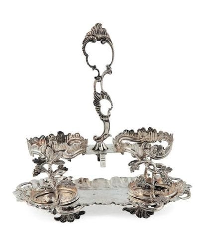 Petit porte-huilier en argent à prise centrale...