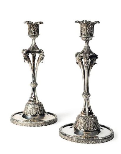 Paire de flambeaux en argent à décor de têtes...