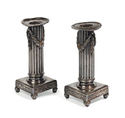 Paire de flambeaux de toilette en argent...