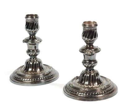 Paire de flambeaux de toilette en argent...