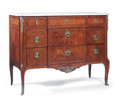 Commode en marqueterie de losanges et fleurettes...