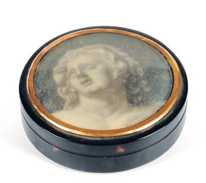 Tabatière ronde en écaille, le poussoir et...
