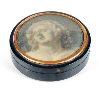 Boite ronde en écaille ornée de deux miniatures...