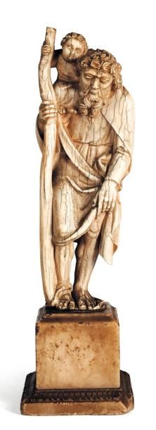 Saint Christophe en ivoire sculpté. Socle...