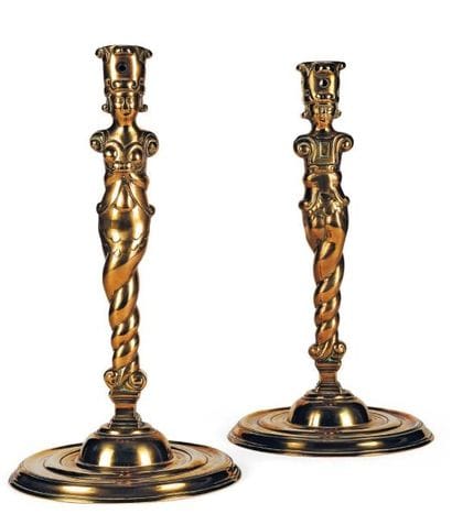 Rare paire de flambeaux en bronze. Fûts en...