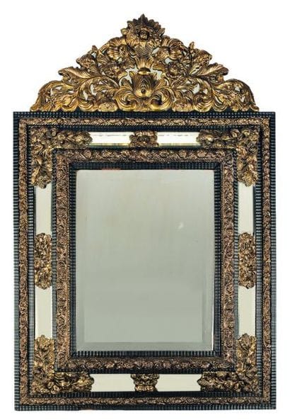 Miroir à fronton en ébène et cuivre repoussé,...