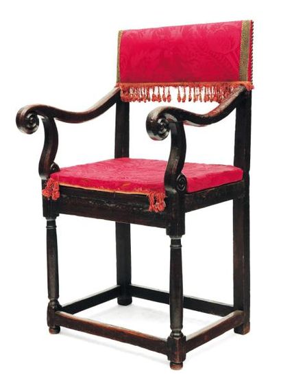 Chaise à bras en noyer, les accotoirs mouvementés...