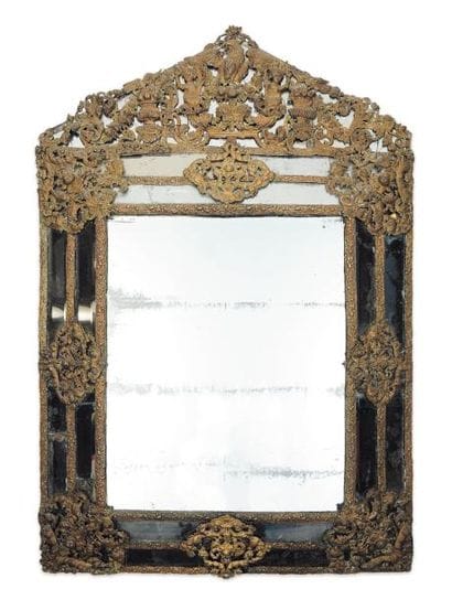 Grand miroir en cuivre repoussé, à décor...