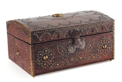 Coffret en cuir clouté au couvercle bombé....