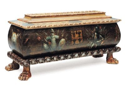 Cassone en bois peint polychrome reposant...