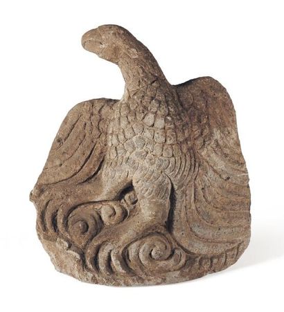 Aigle en pierre grise sculptée en applique....