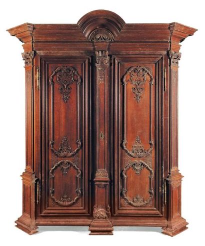 Importante armoire de boiserie en chêne mouluré...