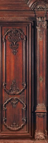 Importante armoire de boiserie en chêne mouluré...