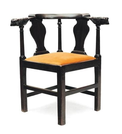 Fauteuil d'angle en acajou, l'assise en losange...
