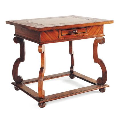 Table de milieu en noyer, à incrustations...