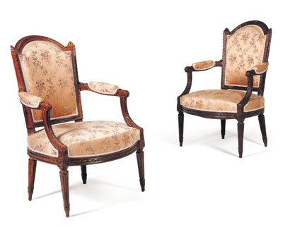 Paire de fauteuils à dossier en cabriolet...