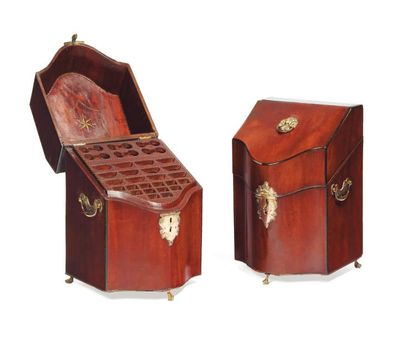 Paire de coffrets porte-couteaux en acajou,...