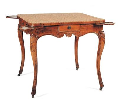 Table à jeu en noyer sculpté de forme carré,...