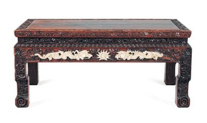 Table basse en bois sculpté, à décor de dragons...
