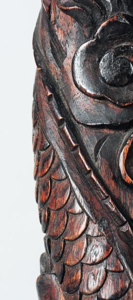 Lampe en bois noir sculpté. XIXe siècle....