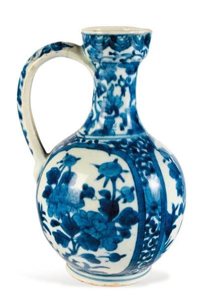Aiguière en porcelaine bleu/blanc, à décor...