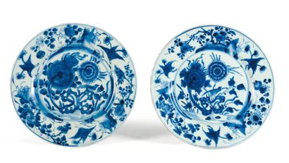 Deux assiettes en porcelaine bleu/blanc,...