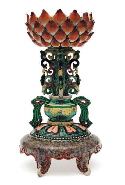 Support d'objet bouddhique en porcelaine....