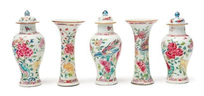 Petite garniture composée de cinq vases dont...