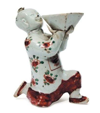 Hoho porteur de vase à offrande en porcelaine....