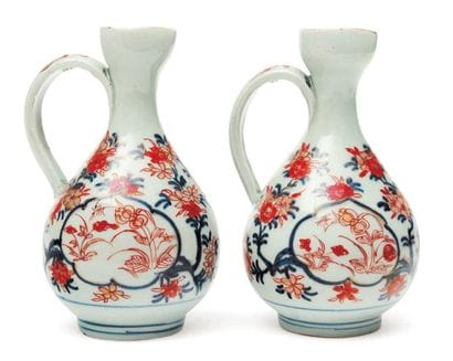 Deux petites aiguières en porcelaine, à décor...