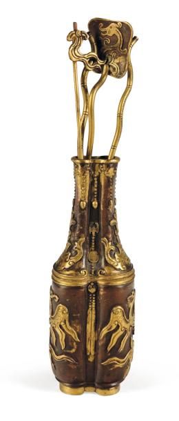 Double vase en bronze et bronze doré, à décor...