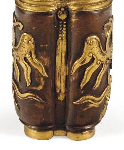 Double vase en bronze et bronze doré, à décor...