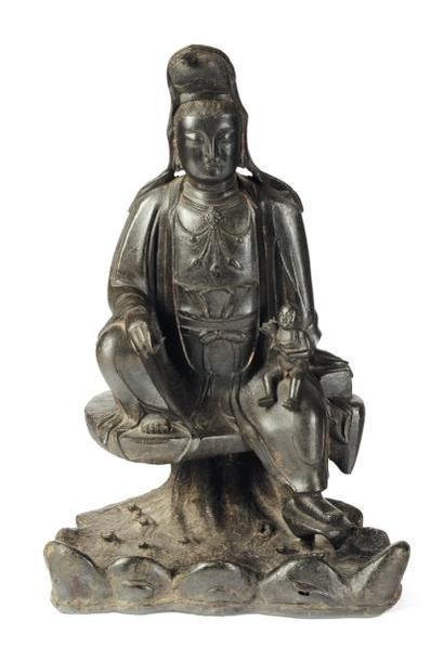 Guanyin assise avec un enfant en bronze....