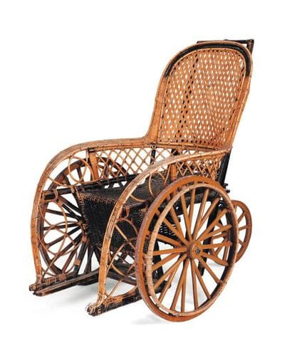 Fauteuil à deux roues en osier. XIXe siècle....