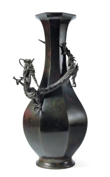 Vase en bronze à décor d'un dragon. Japon,...