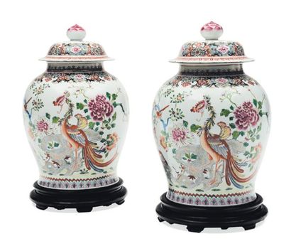 Paire de potiches couvertes. Porcelaine,...