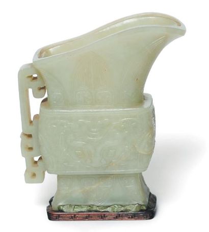 Coupe en jade à décor sculpté de motifs stylisés...
