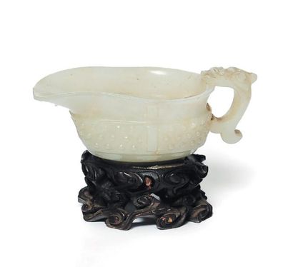 Petite coupe verseuse en jade. Panse à motifs...