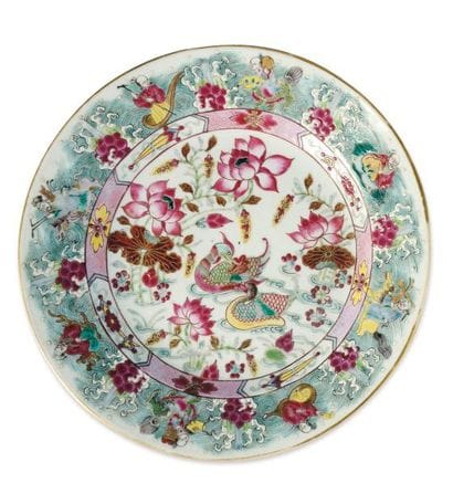 Assiette en porcelaine, à décor d'un couple...