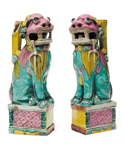 Paire de chimères formant des portes baguettes...