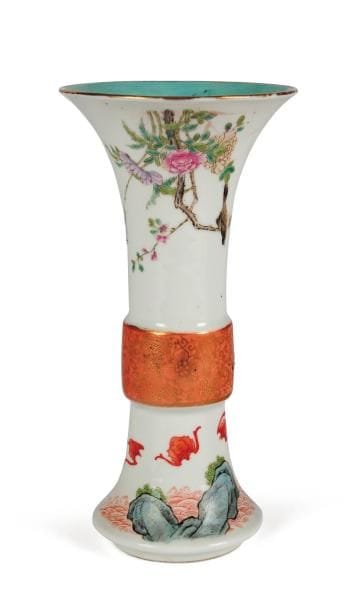 Petit vase cornet en porcelaine, à décor...