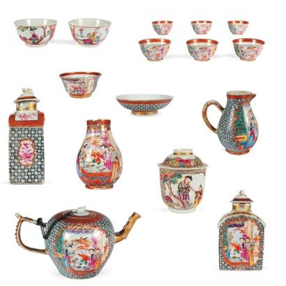 Partie de service en porcelaine, à décor...
