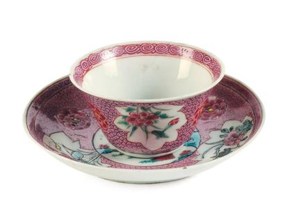 Sorbet et son présentoir en porcelaine. Chine,...