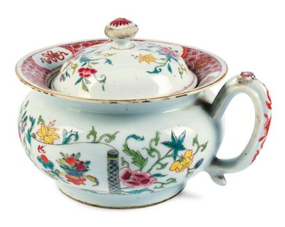 Vase de nuit en porcelaine. Chine, époque...
