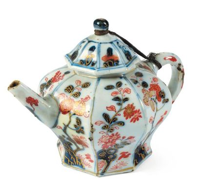 Verseuse octogonale à pans coupés en porcelaine...