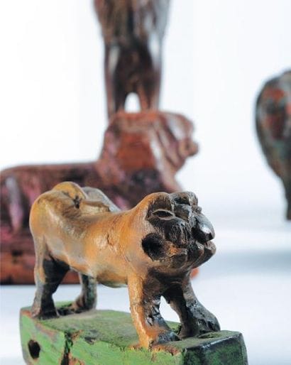 Six statuettes de lions dont un jouet sur...