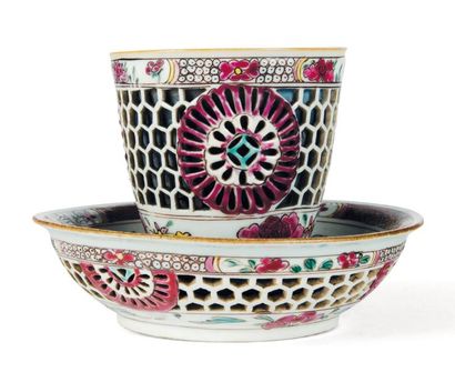 Sorbet et son présentoir en porcelaine, à...